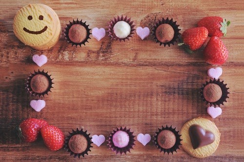 フリー写真画像『バレンタインのチョコやイチゴで飾られた可愛いフレーム』[ID:5021]