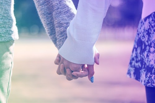 フリー写真画像『公園で仲良く手をつなぐ付き合いたてのカップル(寒色グラデーション)』[ID:5229]
