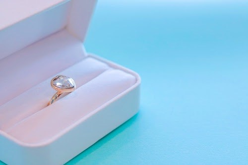 フリー写真画像『ホワイトデーに彼からもらった可愛い指輪のプレゼント』[ID:5264]