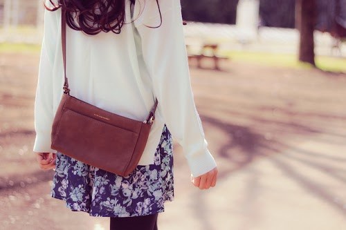 フリー写真画像『春の公園をてくてく歩いている女の子』[ID:5378]