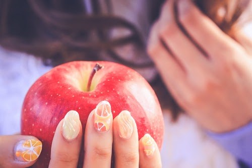 フリー写真画像『おずおずとりんごを差し出す女の子』[ID:5666]
