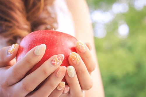 フリー写真画像『意味深なりんごを受け取る女の子』[ID:5661]