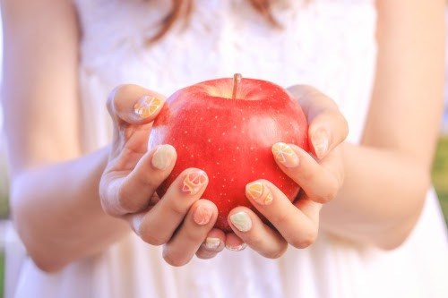 フリー写真画像『両手でりんごを持つ女の子』[ID:5658]