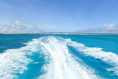 フリー写真画像『コーラルブルーと真っ白な波しぶきの航路が美しい宮古の海』[ID:6146]
