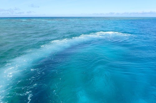 フリー写真画像『八重干瀬ブルーで「取舵いっぱい！」幻想的な航路』[ID:6038]