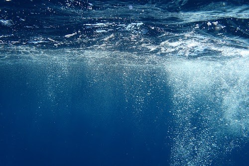 神秘的な海中の泡のフリー画像 おしゃれなフリー写真素材 Girly Drop