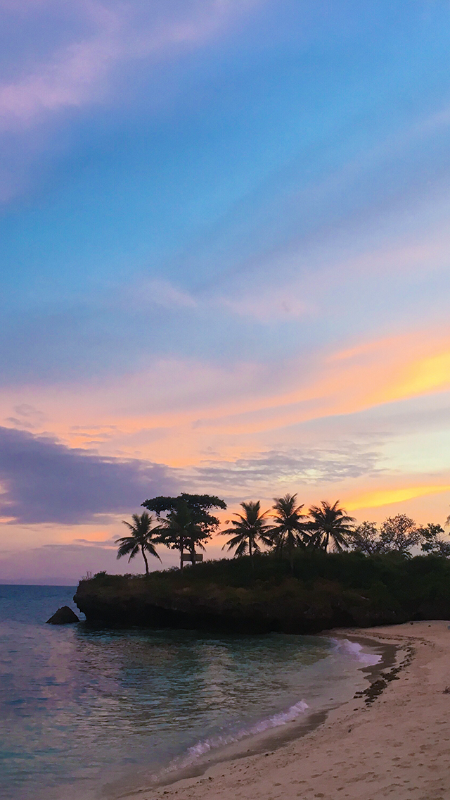 オシャレなiphone壁紙 マクタン島のビーチの美しすぎる夕焼けとヤシの木のiphone スマホ 壁紙 おしゃれなフリー写真素材 Girly Drop