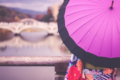 フリー写真画像『雨の日に橋の上から金沢の景色を眺める和服姿の女の子』[ID:7207]