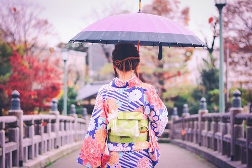 フリー写真画像『雨粒と紅葉が舞い落ちる、美しい秋の金沢を歩く着物女子』[ID:7201]