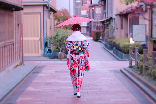 フリー写真画像『冬の金沢を練り歩く和傘をさした女の子』[ID:7450]