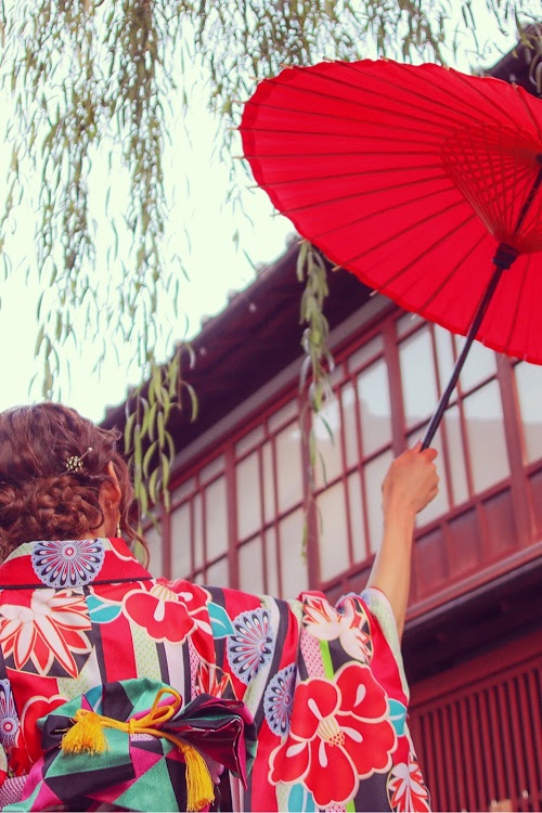 フリー写真画像『柳の木の下で赤い和傘を掲げる赤い着物の女の子』[ID:7439]