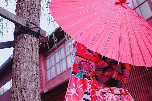 フリー写真画像『雨の金沢の風情ある茶屋街を歩く着物の女の子』[ID:7443]