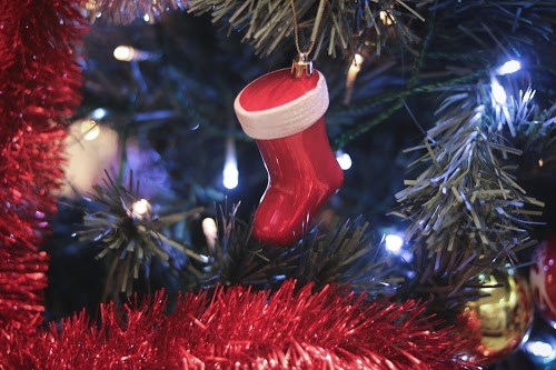 フリー写真画像『クリスマスツリーに吊るされた赤い長靴のオーナメント』[ID:7486]