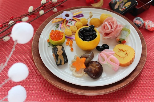 フリー写真画像『【年賀状画像】ワンプレートにキレイに並べられた可愛いおせち料理』[ID:7637]