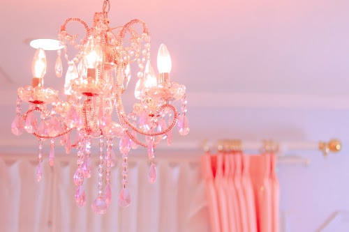 フリー写真画像『ピンクのシャンデリアでガーリーにイメチェンしたお部屋♡』[ID:7793]