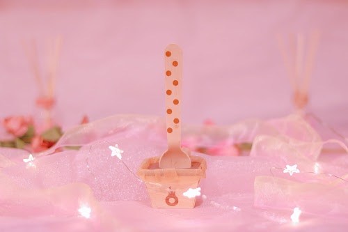 フリー写真画像『可愛いピンクの空間にたたずむホットチョコドリンクのスティック』[ID:7841]