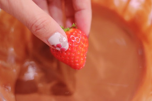 フリー写真画像『溶かしたチョコレートのなかにイチゴをディップする直前』[ID:8059]