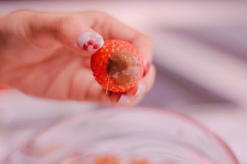 フリー写真画像『イチゴにつけたチョコレートがとろけているところ』[ID:8065]