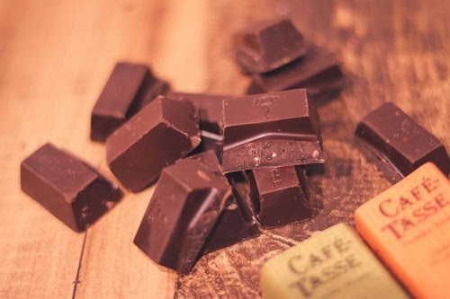フリー写真画像『食べやすいサイズに砕いたチョコレート』[ID:7896]