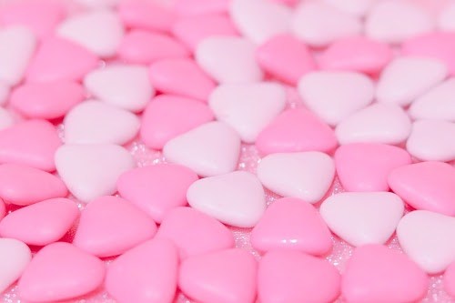 フリー写真画像『ピンク×白のハート型チョコレート菓子のテクスチャ』[ID:7904]