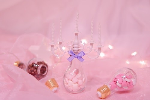 フリー写真画像『3つのおしゃカワ電球ボトルに詰めたガーリーなチョコレートと豪華なキャンドル』[ID:7939]