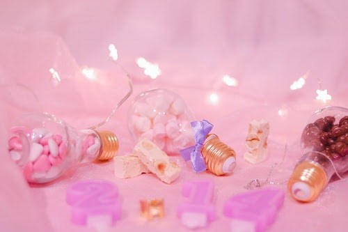 フリー写真画像『2.14のキャンドルと電球ボトルに入ったバレンタインチョコ＆マシュマロ』[ID:7948]