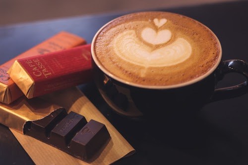 フリー写真画像『コーヒーのお供にピッタリなバーチョコレート』[ID:7913]