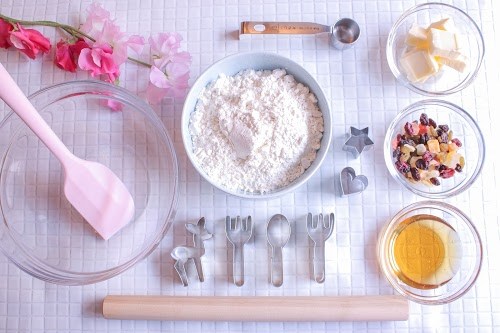 フリー写真画像『クッキーを作る前の料理器具と材料』[ID:8072]