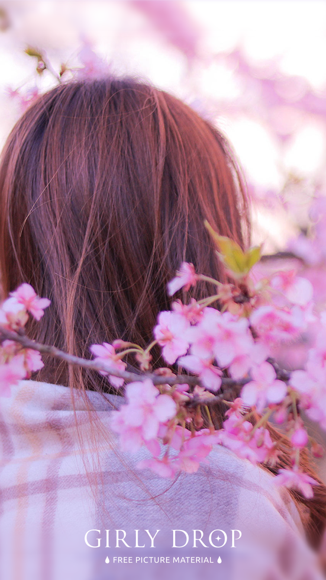 フリー写真画像『【オシャレなiPhone壁紙】夕暮れ時に桜の枝の中に埋もれるエモい感じの女の子』[ID:8222]