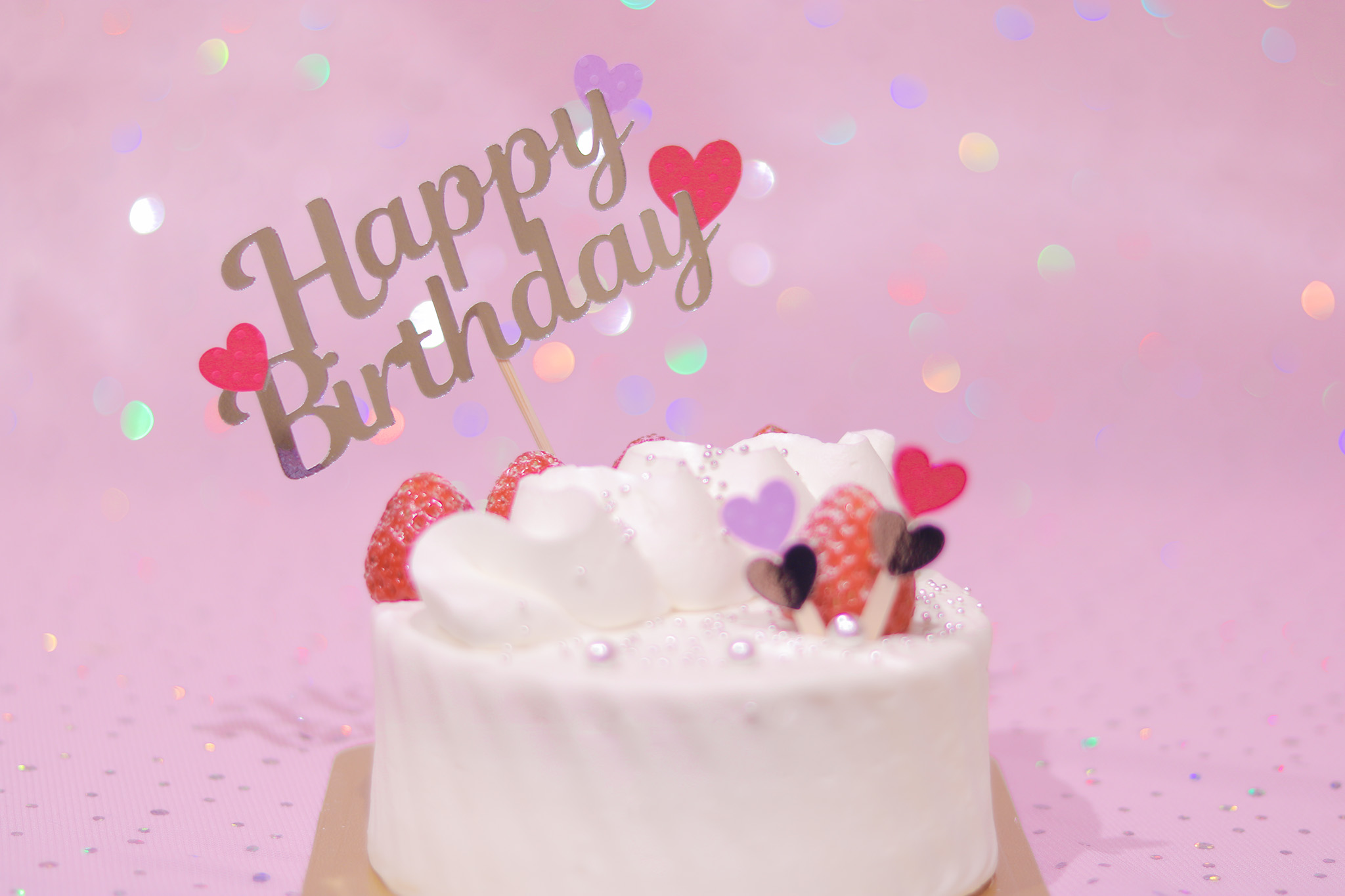 フリー写真画像『かわいい誕生日画像：豪華な誕生日ケーキとハートが可愛いケーキトッパー（中央）』[ID:8620]