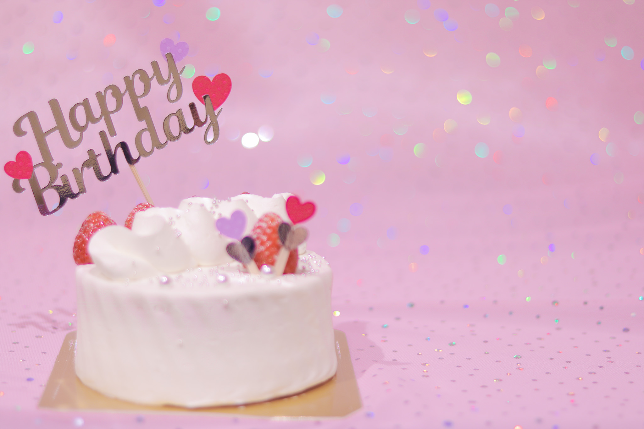 フリー写真画像『かわいい誕生日画像：豪華な誕生日ケーキとハートが可愛いケーキトッパー（左寄せ）』[ID:8621]