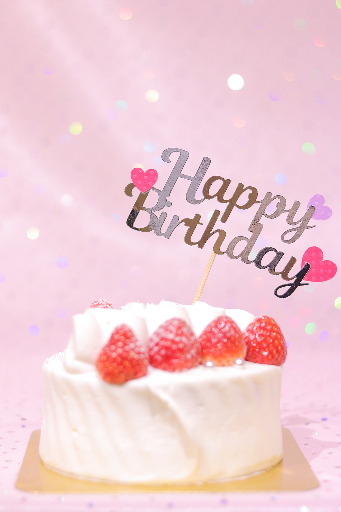 かわいい誕生日画像 豪華な誕生日ケーキとハートが可愛いケーキトッパー 縦長 のフリー画像 おしゃれなフリー写真素材 Girly Drop