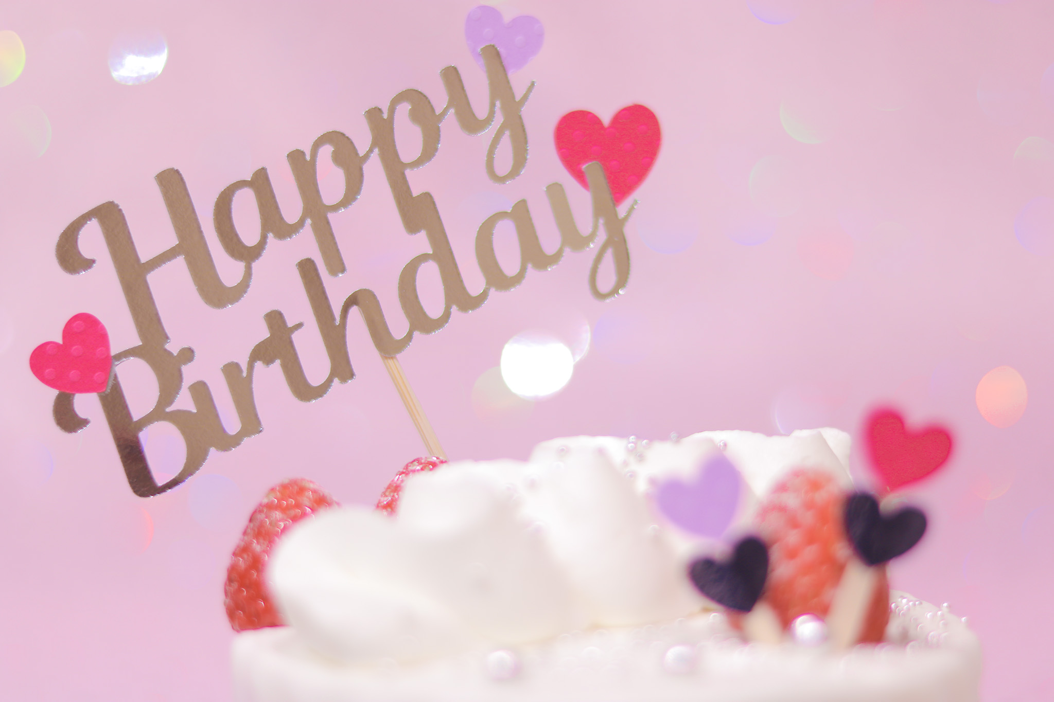 かわいい誕生日画像：豪華な誕生日ケーキとハートが可愛いケーキトッパー（ズーム）のフリー画像｜おしゃれなフリー写真素材：GIRLY DROP