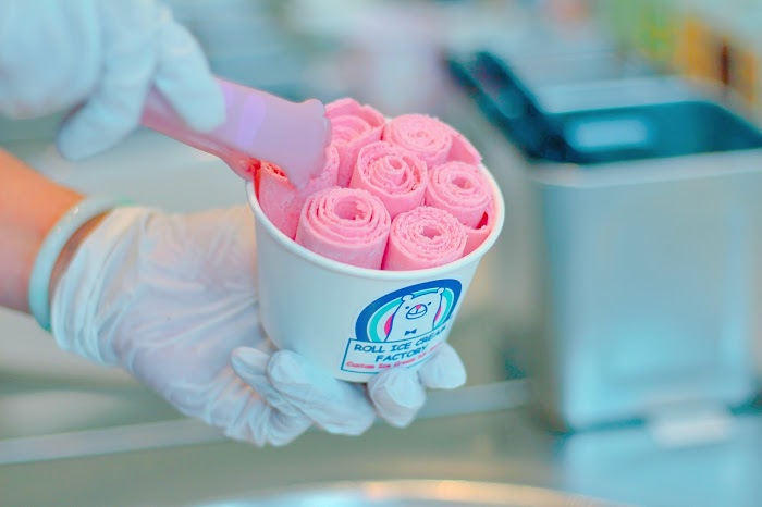 フリー写真画像『日本初！ロールアイスクリーム専門店「ROLL ICE CREAM FACTORY」のくるくるアイス』[ID:8529]