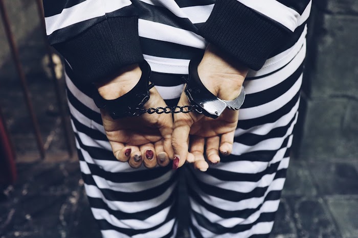 フリー写真画像『後ろ手に手錠をかけられた囚人の女の子』[ID:9151]