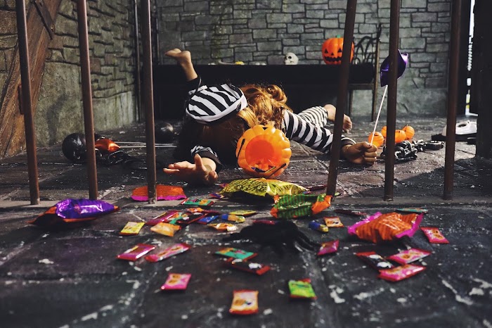 フリー写真画像『炫富挑战！！転んでお菓子をぶちまけてしまった囚人の女の子』[ID:9119]