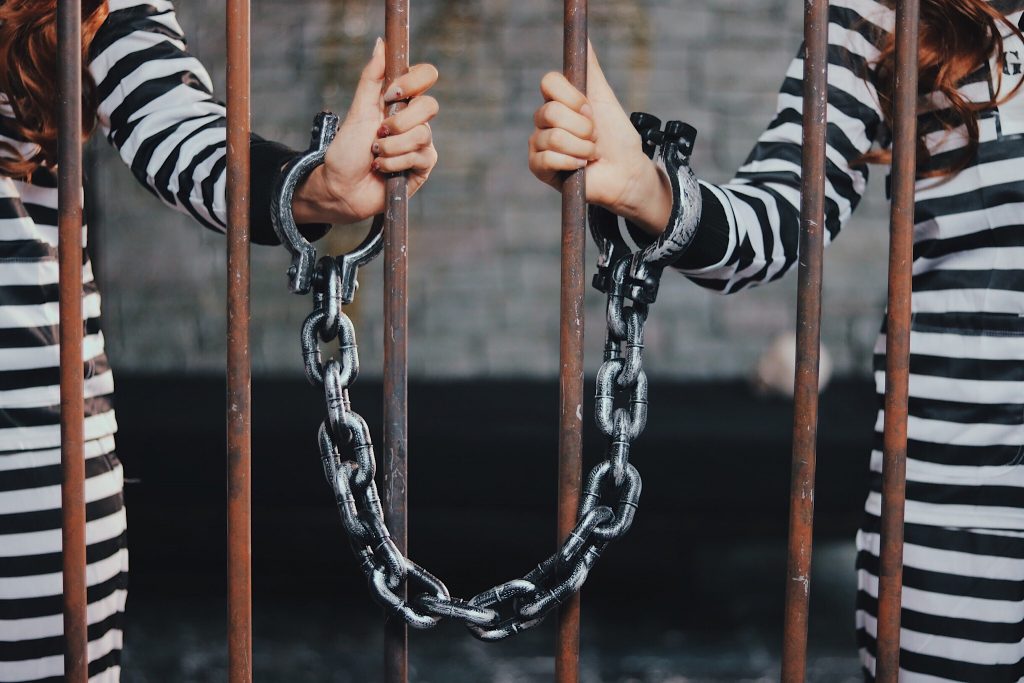 フリー写真画像『手枷と鎖を繋がれた双子の囚人』[ID:9231]