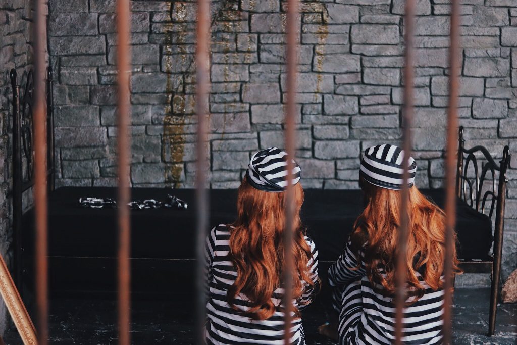 フリー写真画像『牢屋の中で話し込む双子の囚人』[ID:9223]