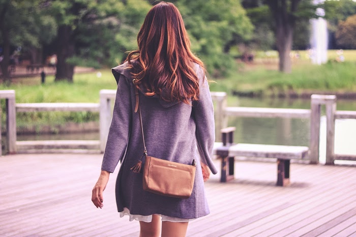 フリー写真画像『公園をてくてく歩いていく秋服をまとった女の子』[ID:9087]