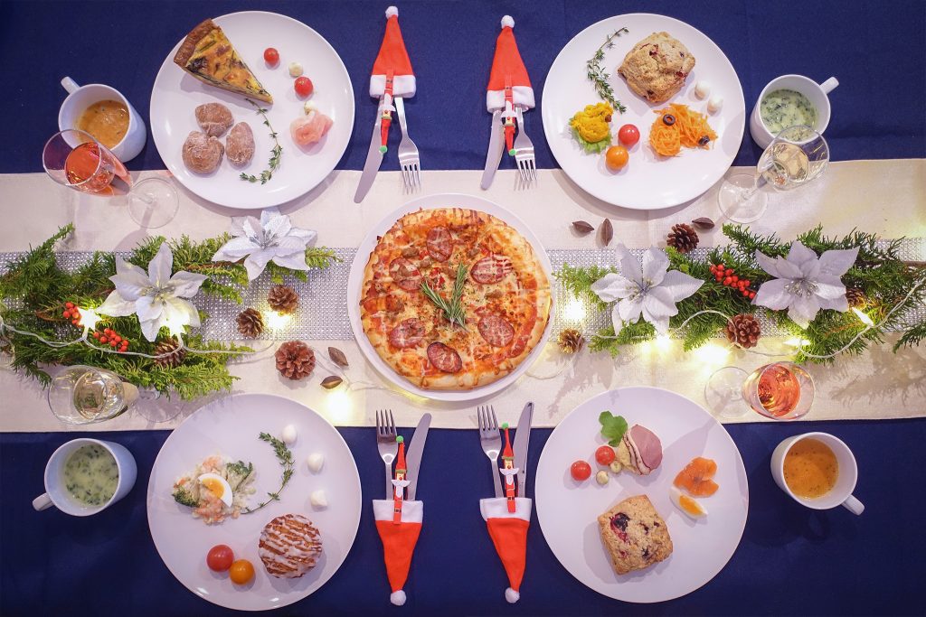 美味しそうなピザとオードブルが彩るクリスマスのテーブルのフリー画像 おしゃれなフリー写真素材 Girly Drop