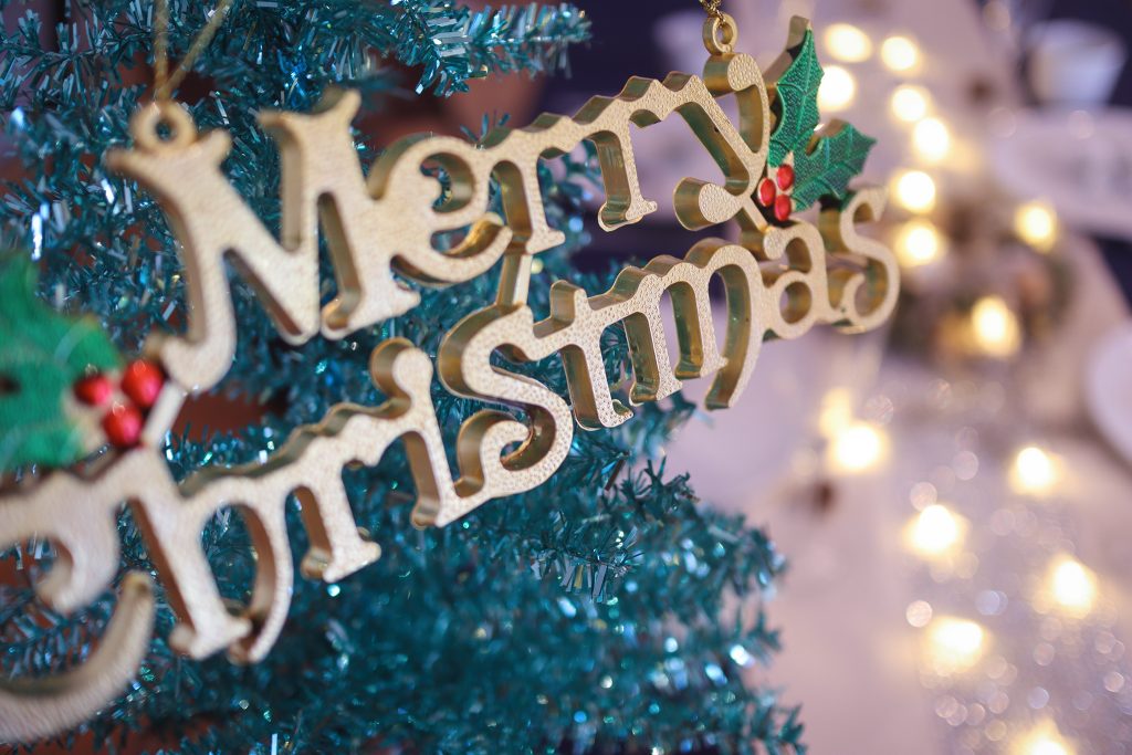 フリー写真画像『青みがかったおしゃれツリーと『Merry Christmas』のプレート』[ID:9386]
