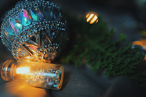フリー写真画像『夜に煌めくクリスマスの電飾と美しい装飾のオーナメント』[ID:10574]