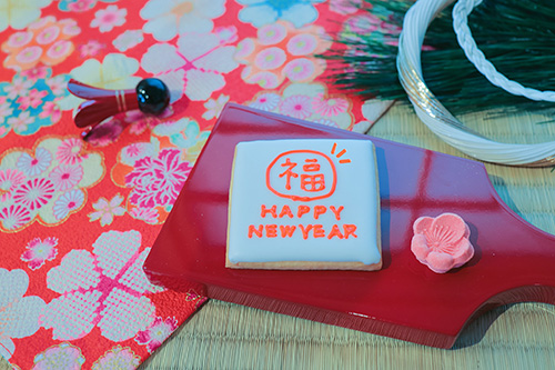 フリー写真画像『【年賀状画像】『HAPPY NEWYEAR』のアイシングクッキーとお花の落雁』[ID:10866]