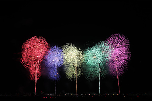 カラフルに打ち上がる5色の花火のフリー画像 おしゃれなフリー写真素材 Girly Drop