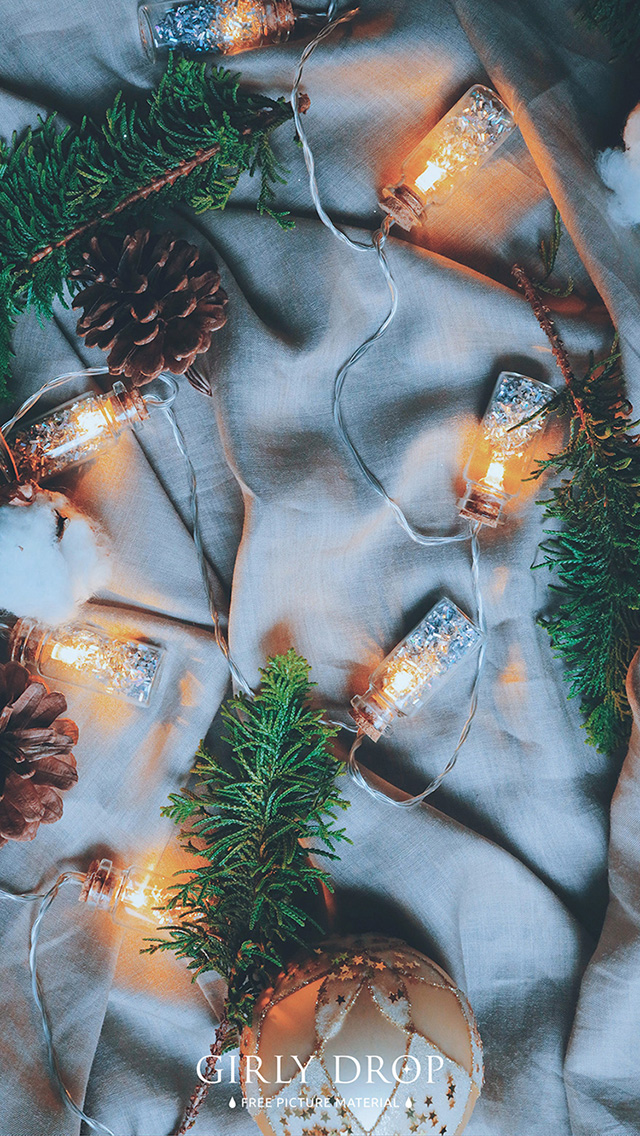 フリー写真画像『【オシャレなiPhone壁紙】モミの木や電飾を散りばめて、やたらおしゃれなクリスマス』[ID:10749]