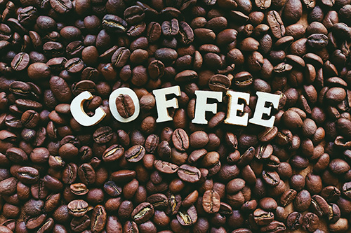 コーヒー豆とその上に乗る Coffee のアルファベットのフリー画像 おしゃれなフリー写真素材 Girly Drop
