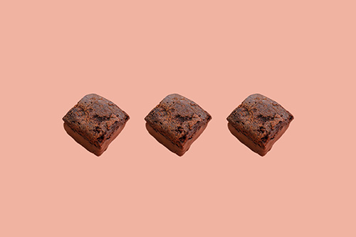 フリー写真画像『3つ並んだチョコレートブラウニー』[ID:11232]
