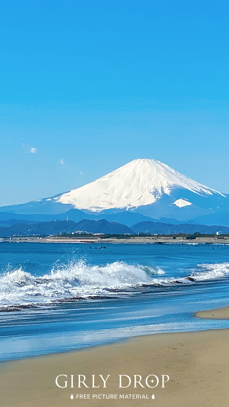 フリー写真画像『【おしゃれなiPhone壁紙】晴れた日の湘南海岸のビーチから見た「富士山と海」』[ID:11621]