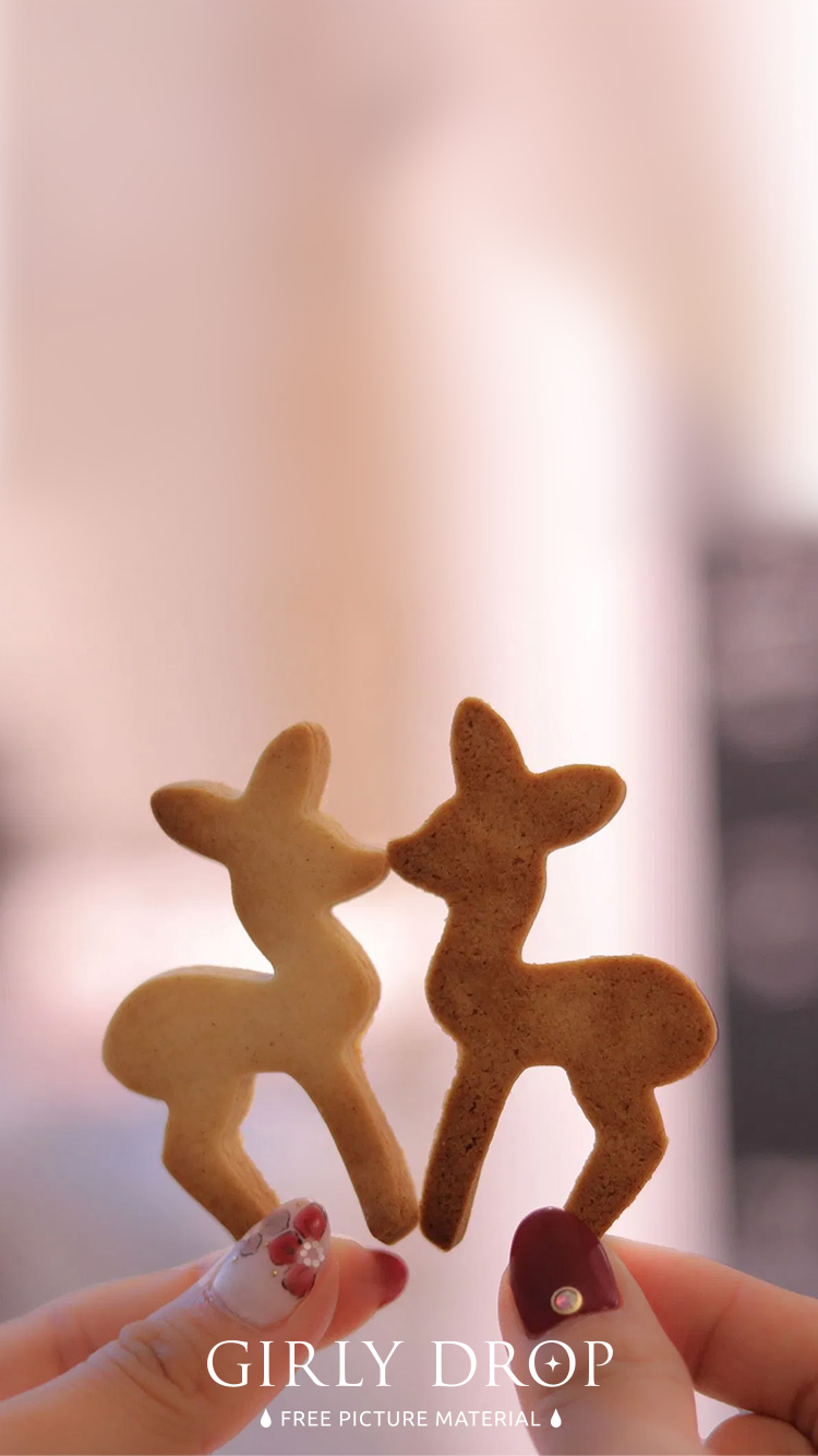 フリー写真画像『【おしゃれなiPhone壁紙】チュッ♡とキスするバンビのクッキー』[ID:11688]