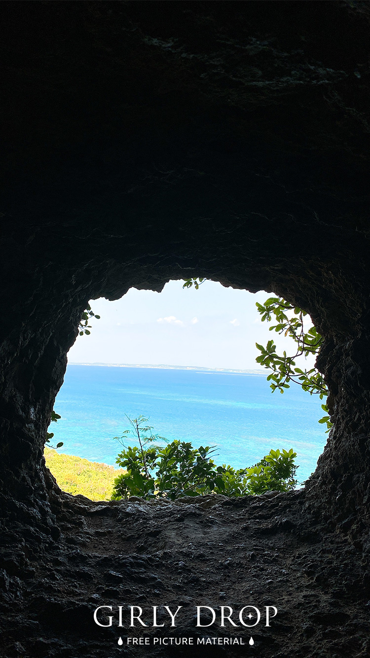 フリー写真画像『【おしゃれなiPhone壁紙】宮古島のインスタ映えスポット！海へと続く美しいトンネル「牧山陣地壕」』[ID:11563]